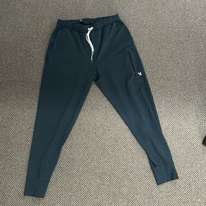 Vuori Men’s Sunday Performance Jogger in Indigo